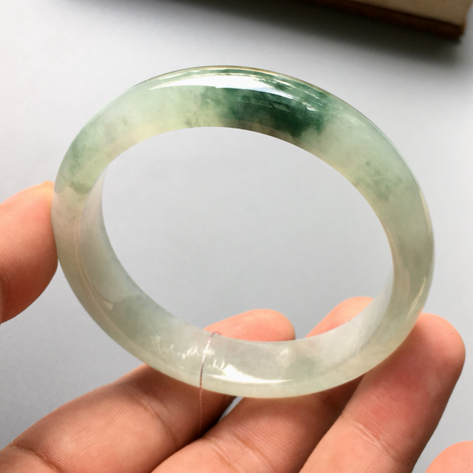 冰种略飘花手镯(58.5mm)翡翠