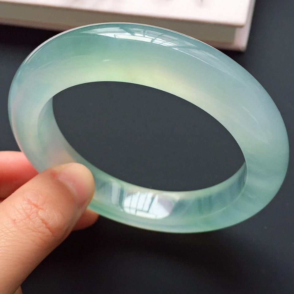 正圈58mm,冰玻种淡绿底色厚装翡翠手镯