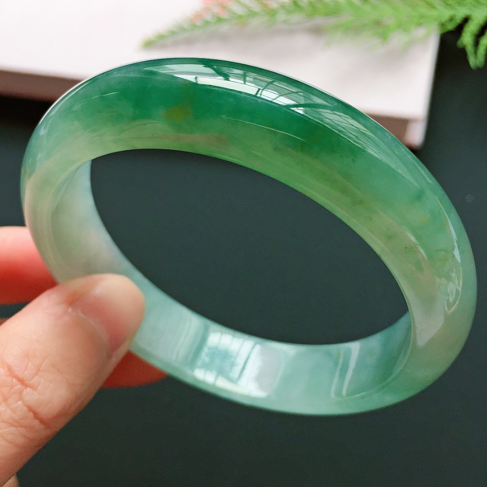 正圈58mm,细润糯冰种飘绿花翡翠手镯