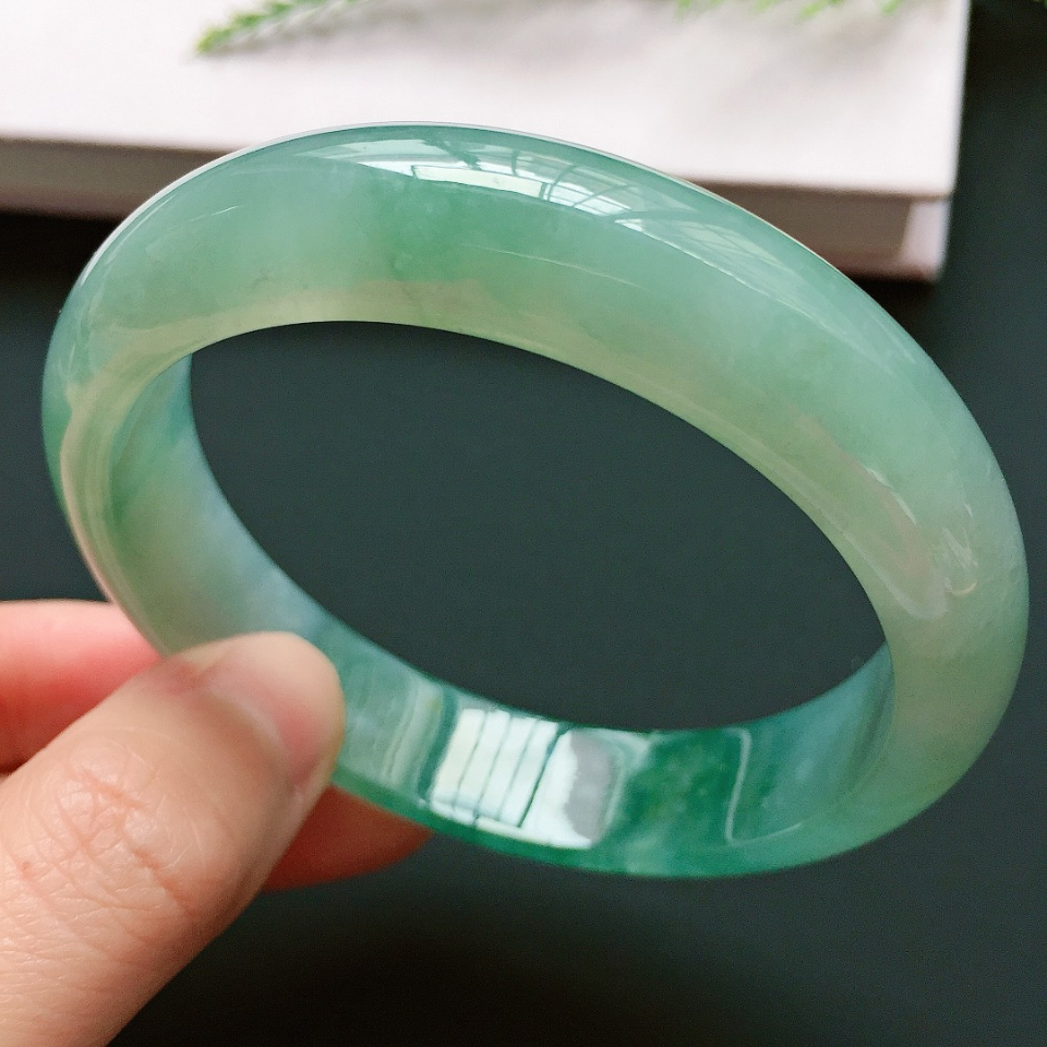 正圈58mm,细润糯冰种飘绿花翡翠手镯