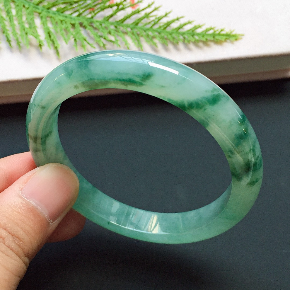 8mm,细润糯冰种飘绿花翡翠手镯