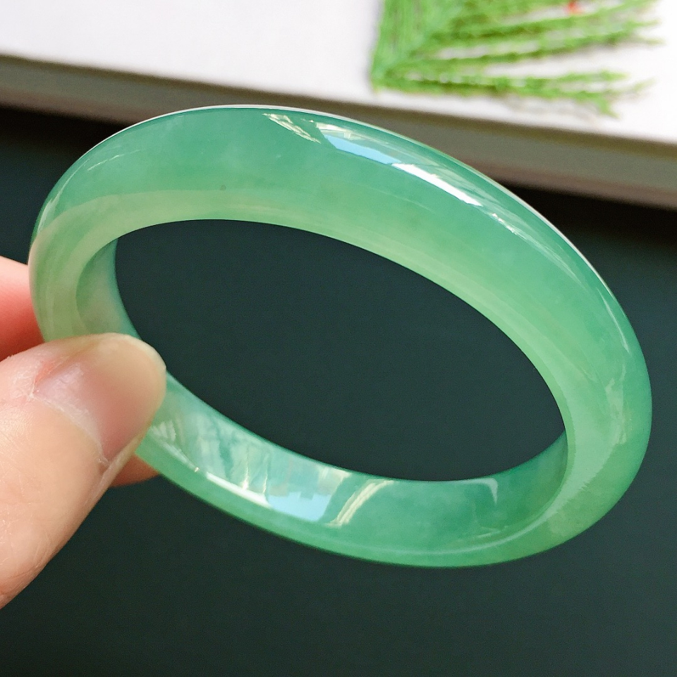贵妃52mm,冰种满绿翠绿小圈口翡翠手镯