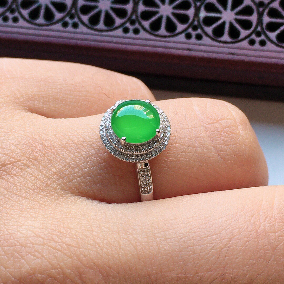 翡翠18k金伴钻镶嵌糯冰种满绿蛋面内径戒指17mm