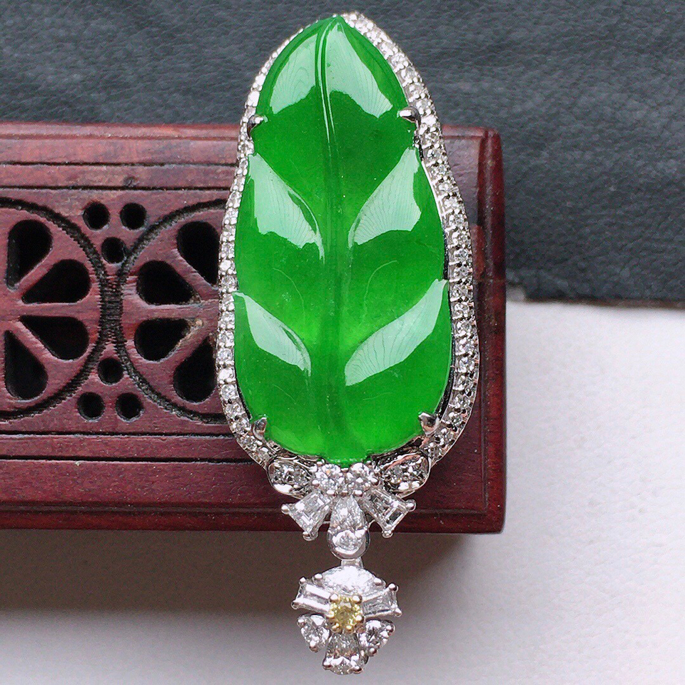 翡翠18k金伴钻镶嵌糯冰种满绿叶子吊坠