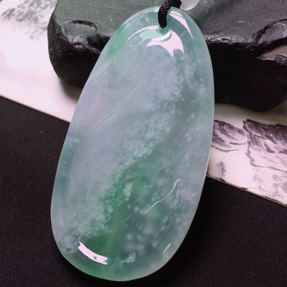 冰玻种飘绿随心悟道挂件翡翠