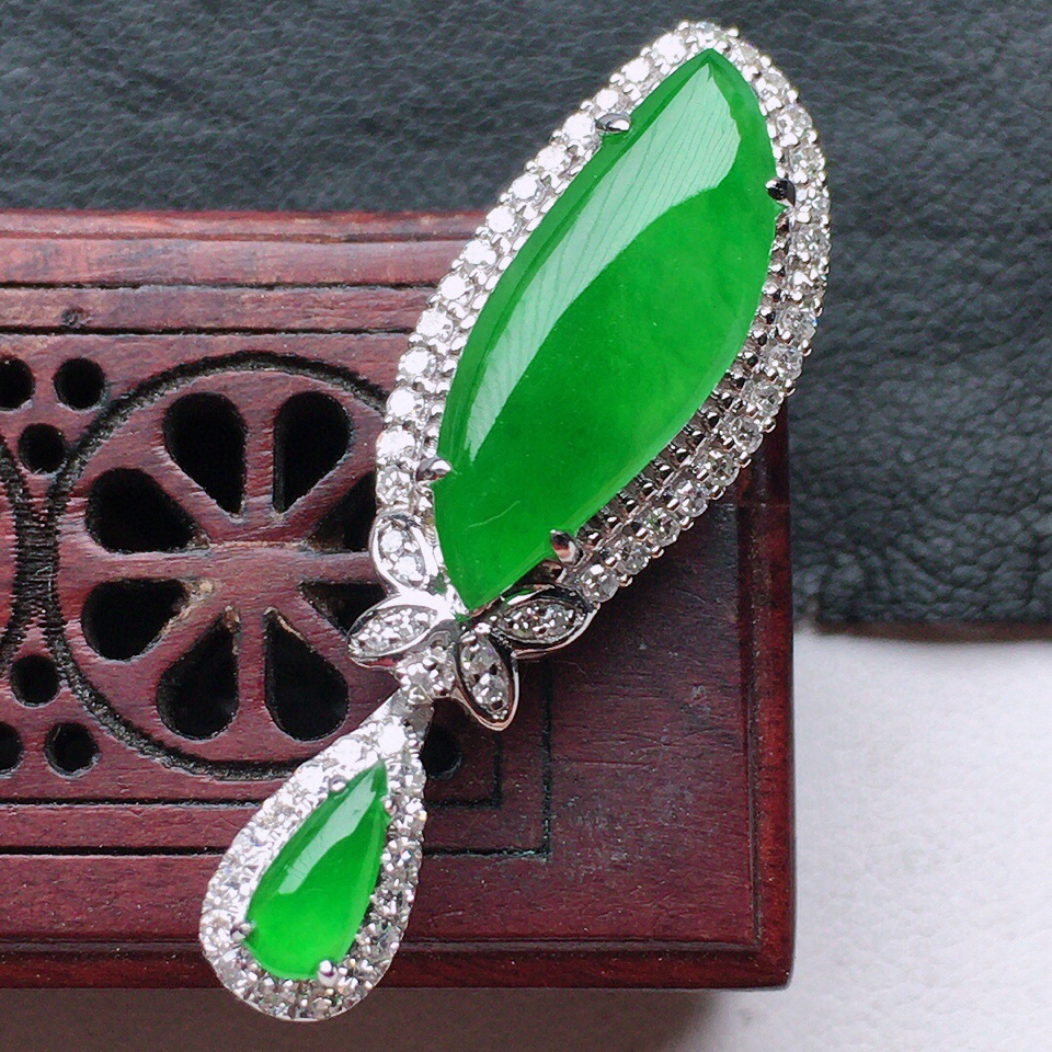 翡翠18k金伴钻镶嵌糯冰种满绿随形吊坠