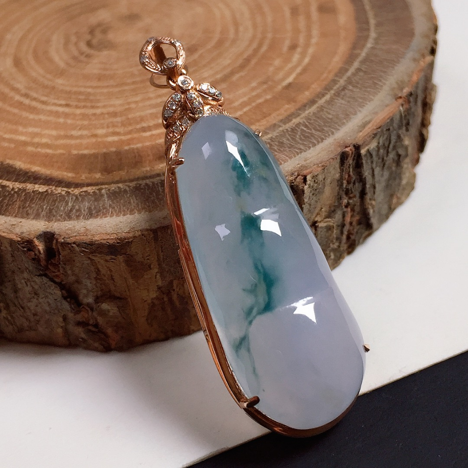 白润底糯冰种飘绿花财豆翡翠挂件