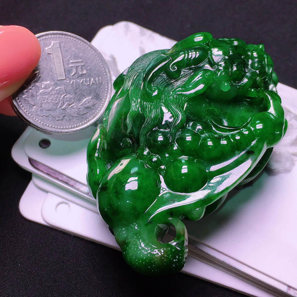 翡翠龙头龟挂件是一种传统的吉祥物,其拥有非常丰富的寓意和象征意义