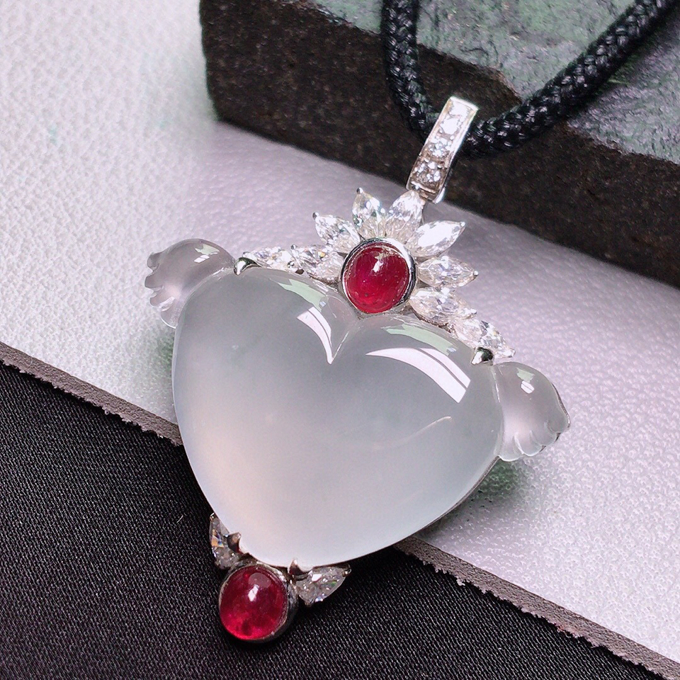 天然翡翠a货18k金伴钻镶嵌冰种桃心吊坠 饰品 翡翠王朝 天然翡翠a货18k金伴钻镶嵌冰种桃心吊坠 饰品 翡翠王朝