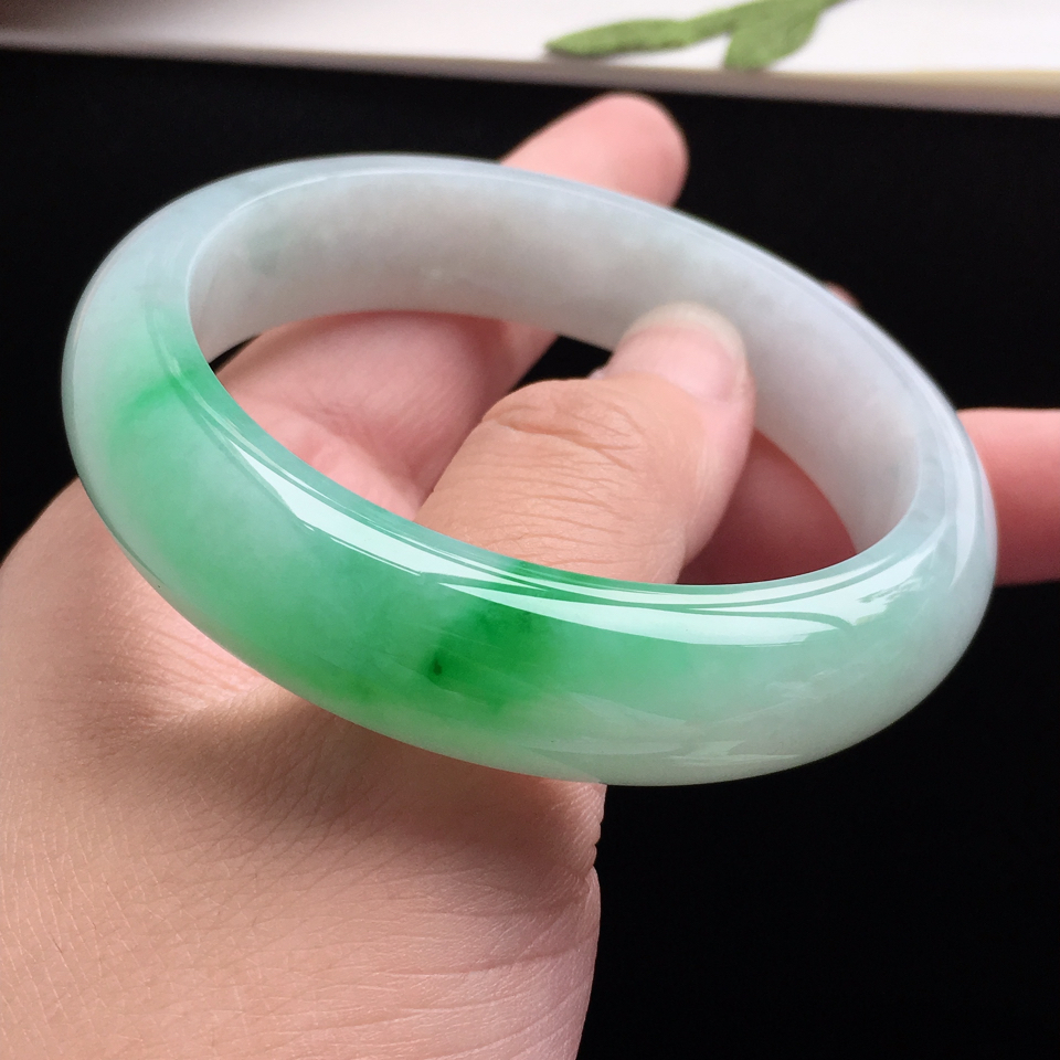 天然翡翠细糯种飘阳绿宽边手镯(53.2mm)