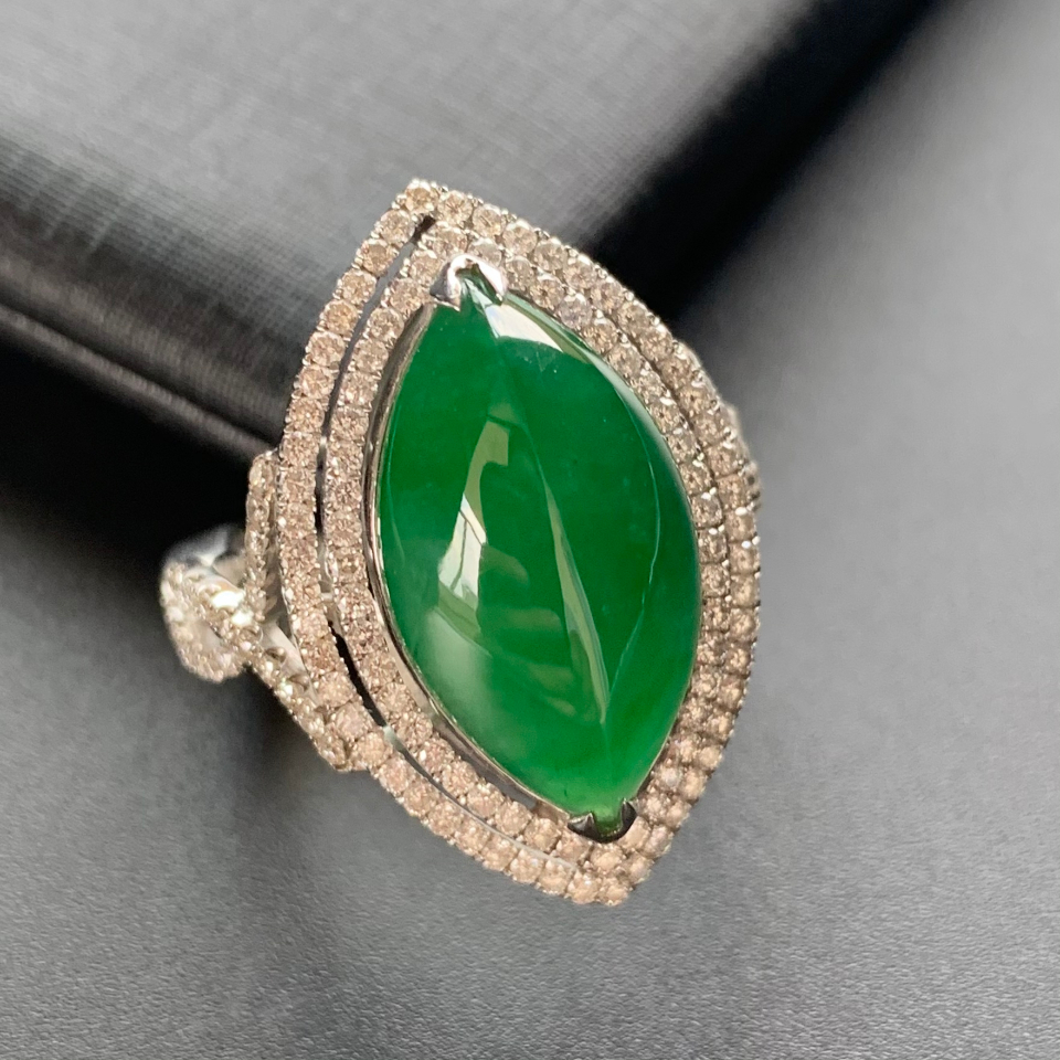 绿色翡翠戒指镶嵌款式(佩戴绿色翡翠戒指聚财吗?)