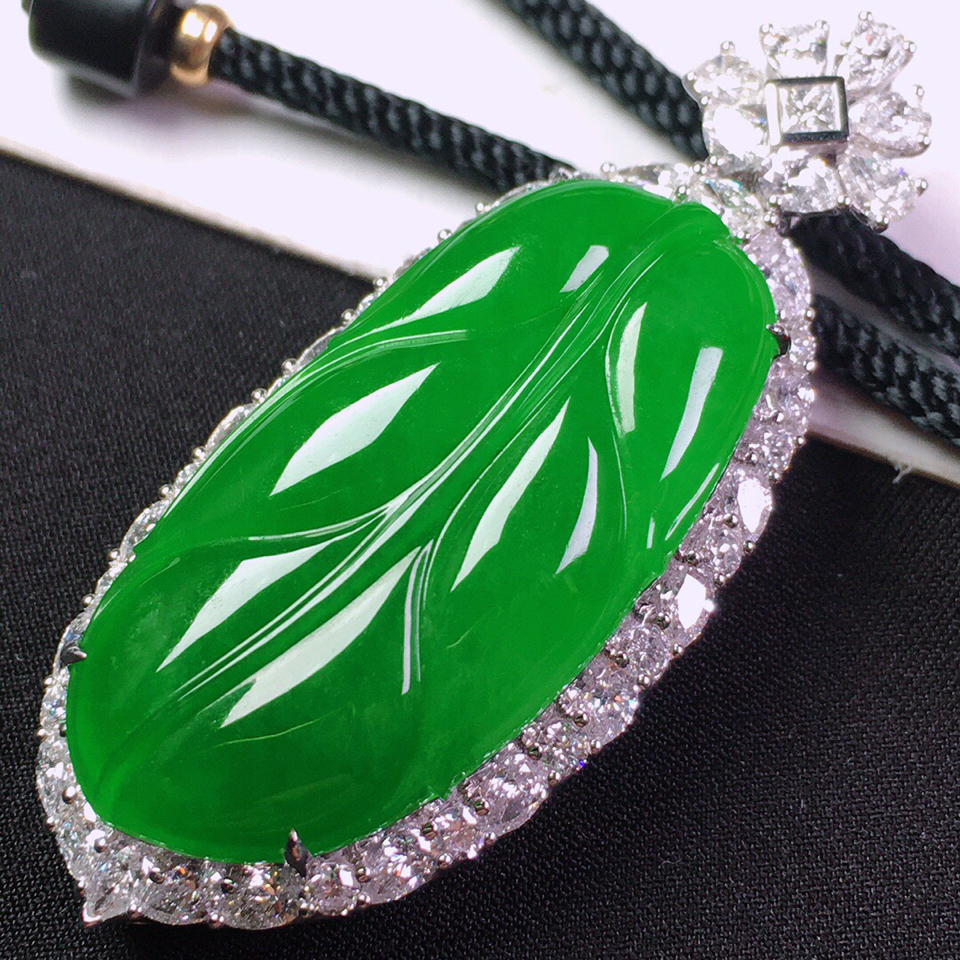 冰种满绿镶18k白金钻石金枝玉叶胸坠翡翠