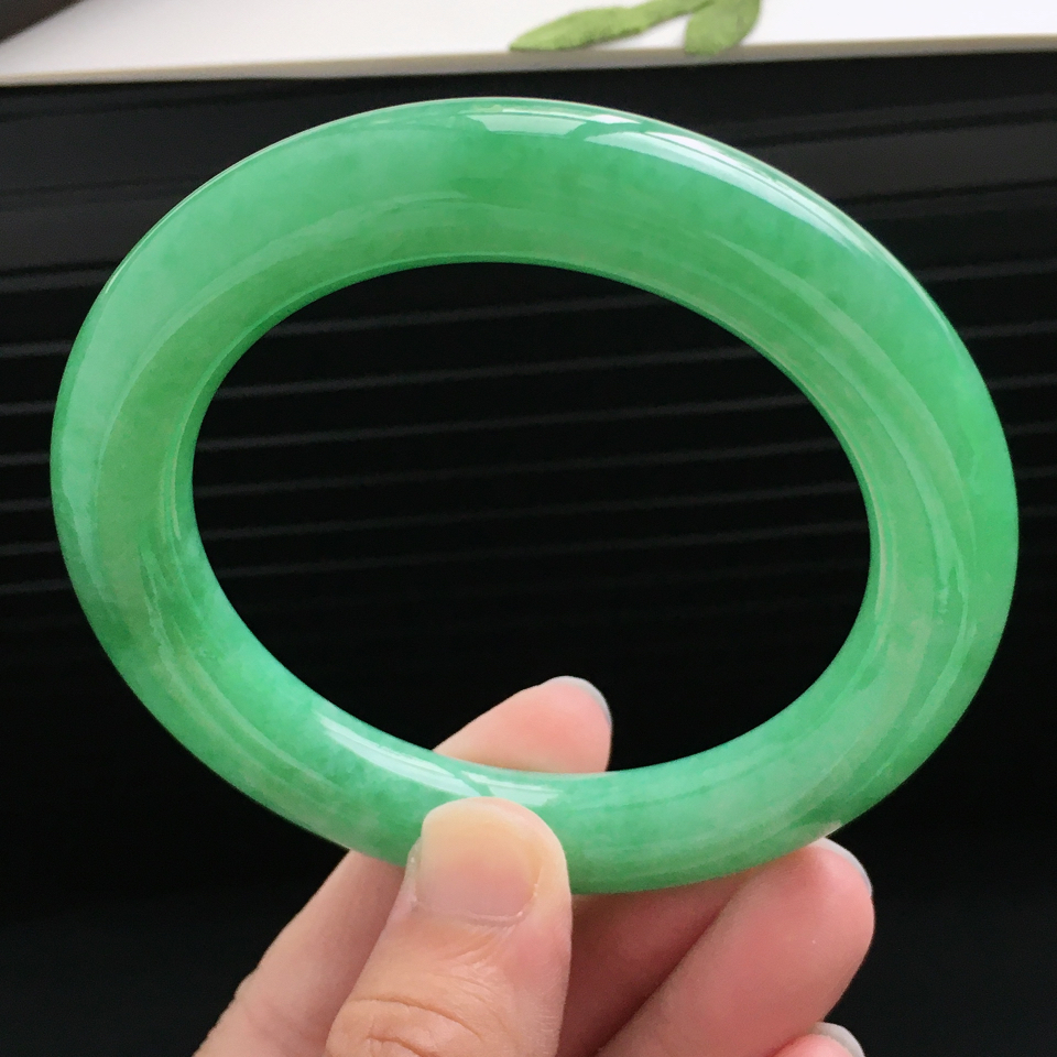 天然翡翠细糯种满绿圆条手镯(57.7mm)