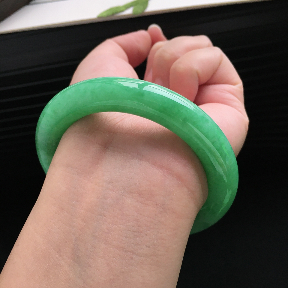 天然翡翠细糯种满绿圆条手镯(57.7mm)