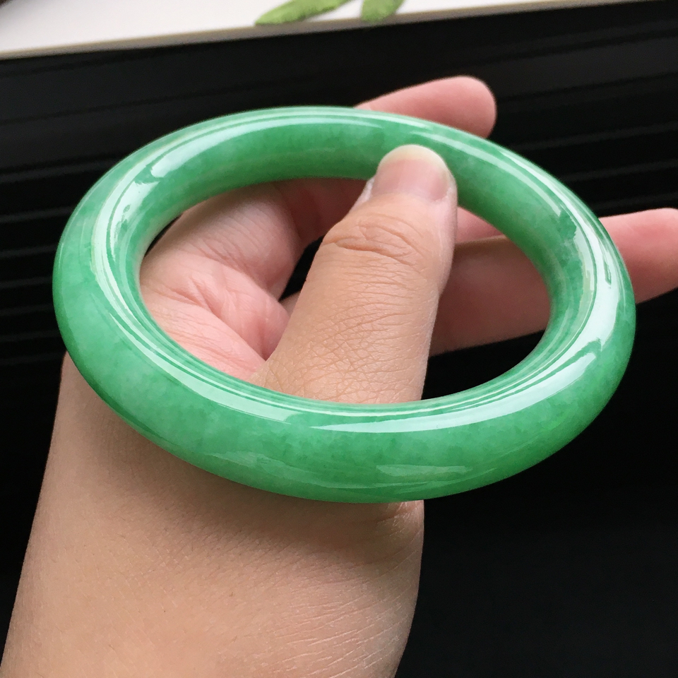 天然翡翠细糯种满绿圆条手镯(57.7mm)