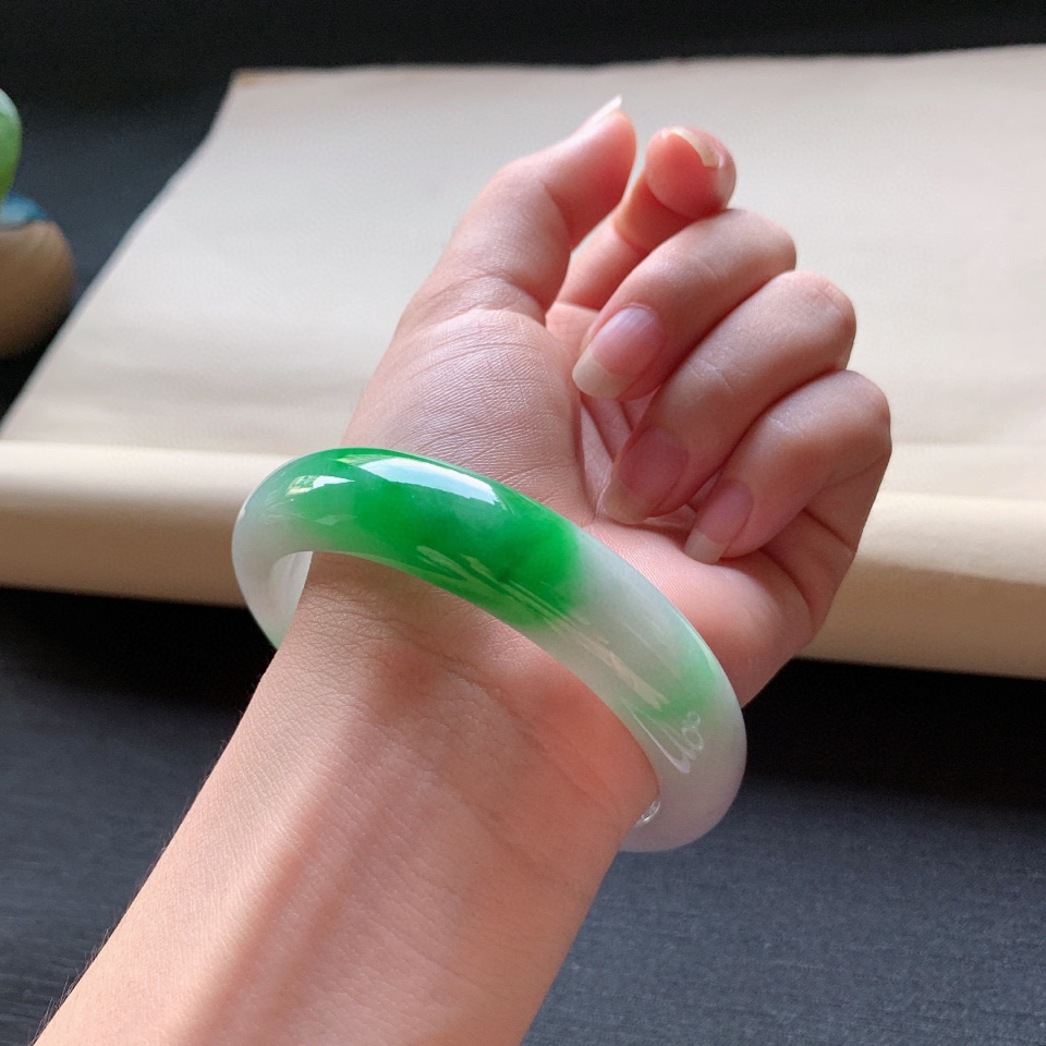 细糯种辣阳绿正圈手镯57mm