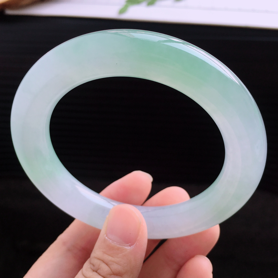 天然翡翠冰糯种冰飘绿圆条手镯(56.5mm)