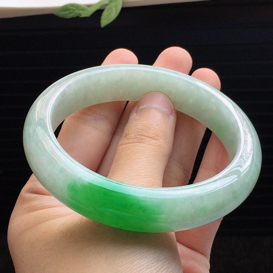 天然翡翠细糯种飘阳绿宽边手镯(56.4mm)