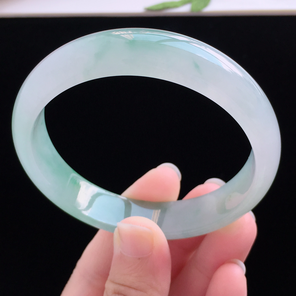 天然翡翠冰糯种冰飘绿宽边手镯(58.7mm)