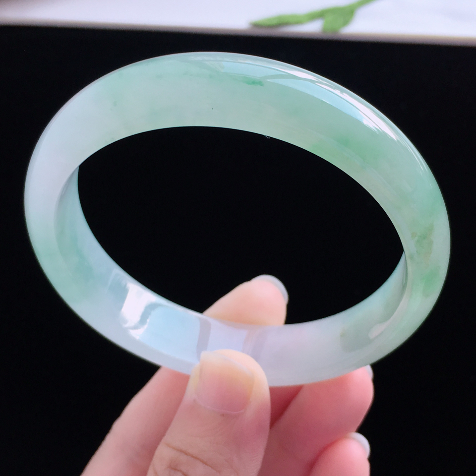 天然翡翠冰糯种冰飘绿宽边手镯(58.7mm)