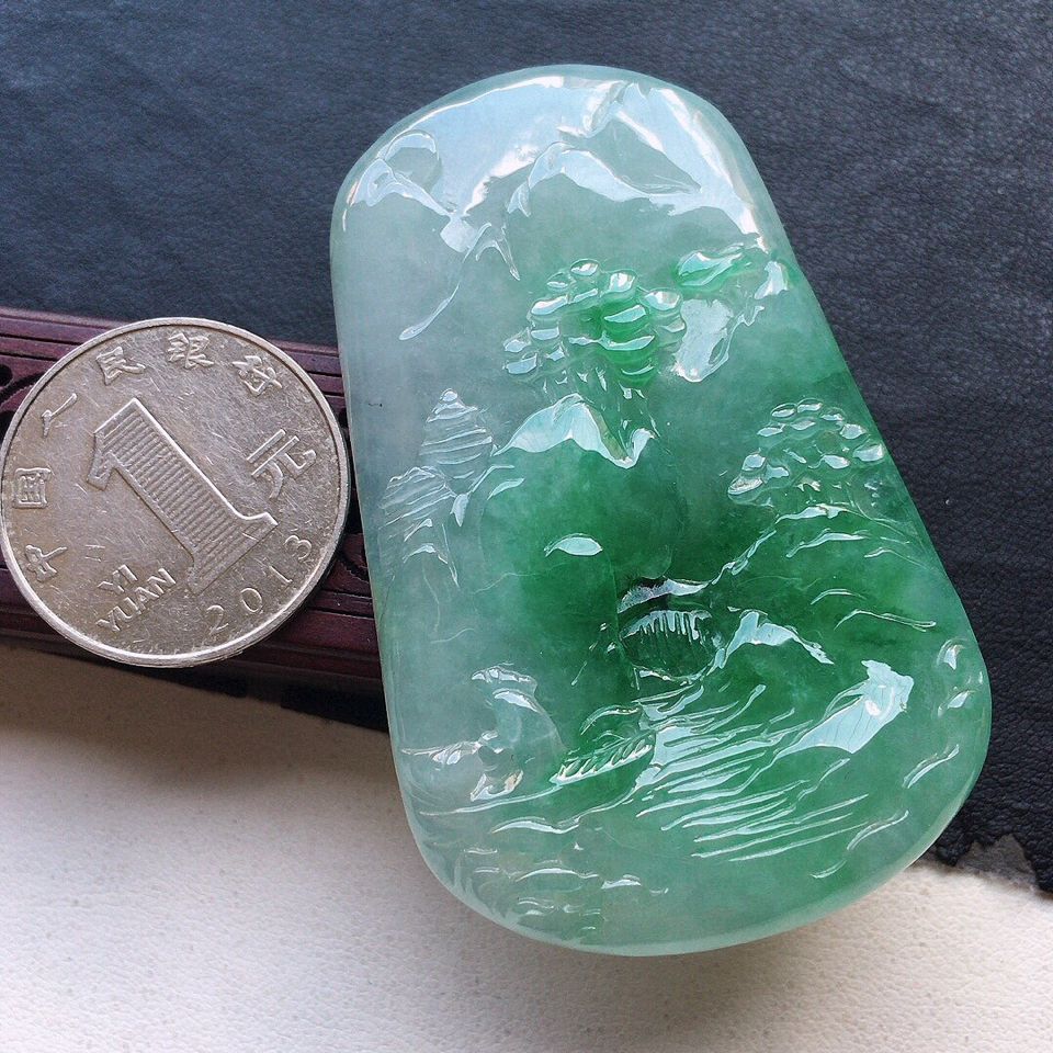 山水吊坠,翡翠糯冰种大件厚装带绿山水吊坠