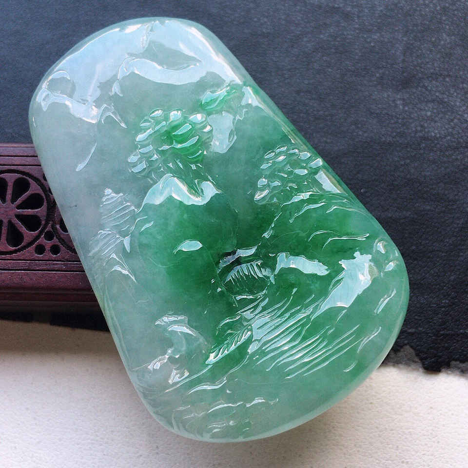 山水吊坠,翡翠糯冰种大件厚装带绿山水吊坠