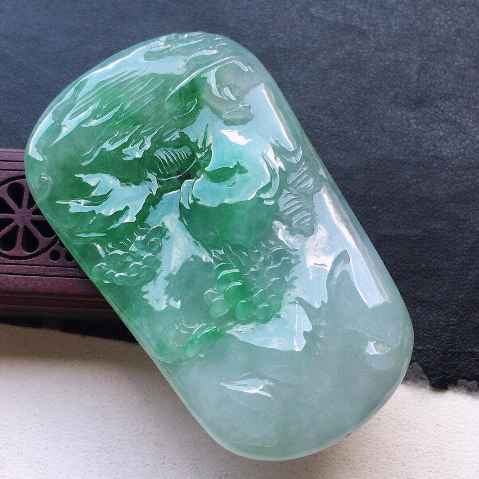 山水吊坠,翡翠糯冰种大件厚装带绿山水吊坠