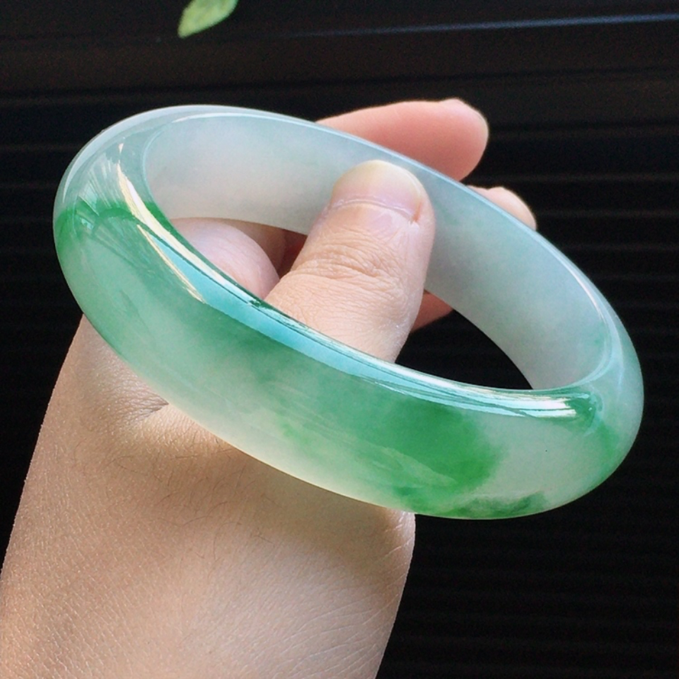 天然翡翠冰糯种冰飘绿宽边手镯(56.0mm)